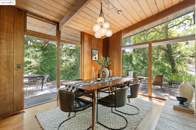 1 Kittiwake Rd, Orinda CA: https://media.crmls.org/mediaz/c93e332f-8e68-4ae7-8314-4c940764cdd4.jpg