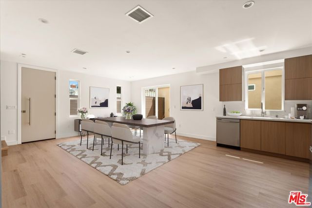 5910 1/2 Mammoth Avenue, Sherman Oaks CA: https://media.crmls.org/mediaz/c941beb3-bd52-4923-b680-eaf6adb95115.jpg