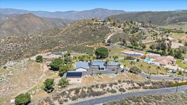 20403 Rancho Villa Rd, Ramona CA: https://media.crmls.org/mediaz/c9423ab6-3863-419e-8358-2e2fcbdf1bb6.jpg