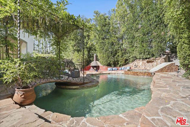 18414 Corazon Circle, Tarzana CA: https://media.crmls.org/mediaz/c942e27c-f4e7-461a-b78a-a258554c4445.jpg