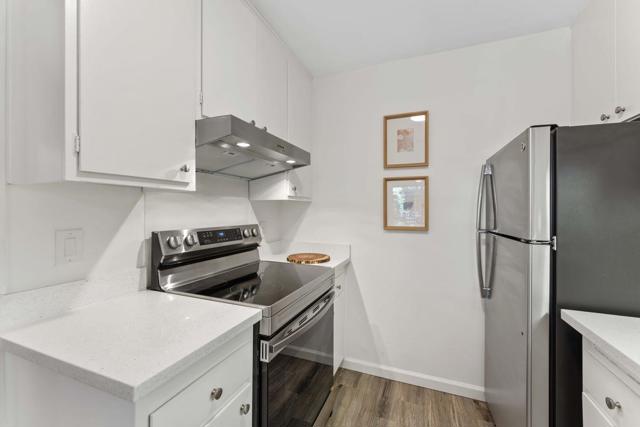 1101 Continentals Way, Belmont CA: https://media.crmls.org/mediaz/c943b108-cf19-4072-b1dc-a0951cb9e9bb.jpg