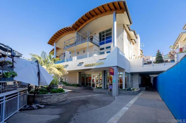 687 S Coast Highway, Encinitas CA: https://media.crmls.org/mediaz/c9449c05-7f21-4f6b-a69c-40bb741a237e.jpg