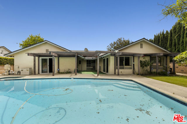 1379 Acapulco Avenue, Simi Valley CA: https://media.crmls.org/mediaz/c944b9bf-ac74-424d-9671-75c932be5d3e.jpg