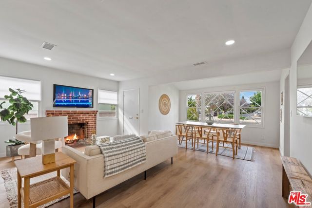 4222 Corinth Avenue, Los Angeles CA: https://media.crmls.org/mediaz/c944c7dd-96ca-4d38-a305-7b53cf11ddca.jpg