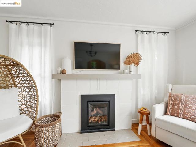 3712 Maple AVE, Oakland CA: https://media.crmls.org/mediaz/c9456473-0de9-4066-843e-eccd3c7a0dbf.jpg