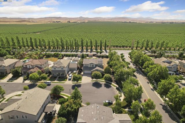 247 N Menlo Park Ct, Mountain House CA: https://media.crmls.org/mediaz/c94579b9-c740-4a47-a913-113606758039.jpg
