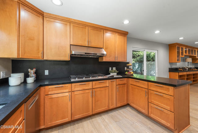 1253 Willsbrook Court, Westlake Village CA: https://media.crmls.org/mediaz/c9469b71-0801-4205-b874-cb0057a31d36.jpg