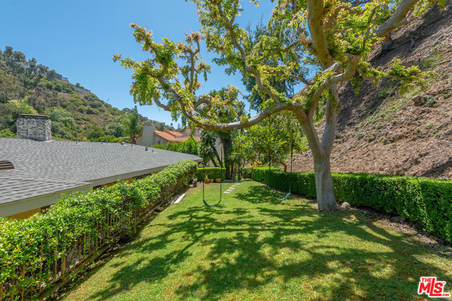 1109 Chantilly Road, Los Angeles CA: https://media.crmls.org/mediaz/c947218c-b05f-45bf-8837-e087d129a83e.jpg