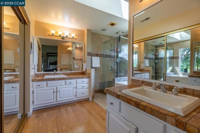 6082 Slopeview Ct, Castro Valley CA: https://media.crmls.org/mediaz/c9482300-f571-44de-b2a9-ec4a17b9f017.jpg