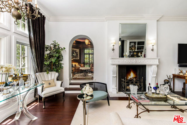 10335 Wilshire Boulevard, Los Angeles CA: https://media.crmls.org/mediaz/c948adbf-3e72-497d-9a6e-eb900933dbca.jpg