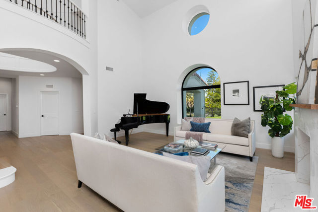 23458 W Moon Shadows Drive, Malibu CA: https://media.crmls.org/mediaz/c948baf7-796e-4b7a-80d8-ea79e1887fc5.jpg