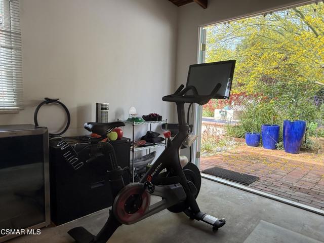1979 Allen Avenue, Altadena CA: https://media.crmls.org/mediaz/c949065a-09fc-4685-8bcf-e87a804ad7e0.jpg
