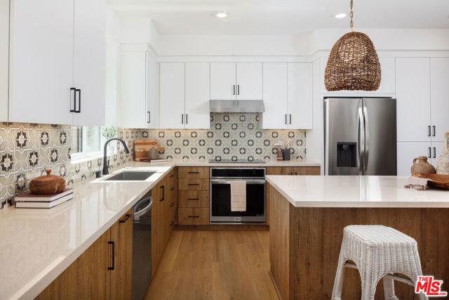 1678 Coral Sea Lane, Los Angeles CA: https://media.crmls.org/mediaz/c9493312-1220-46a0-afdf-70b1c6a5f0e6.jpg