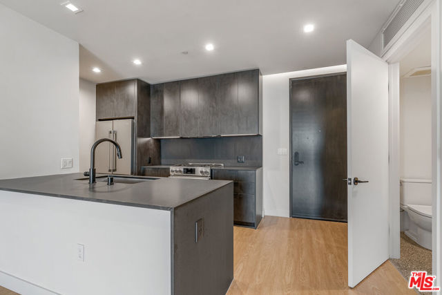 3688 Overland Avenue, Los Angeles CA: https://media.crmls.org/mediaz/c9495ca9-822a-4774-9678-ffcc618d7d8f.jpg