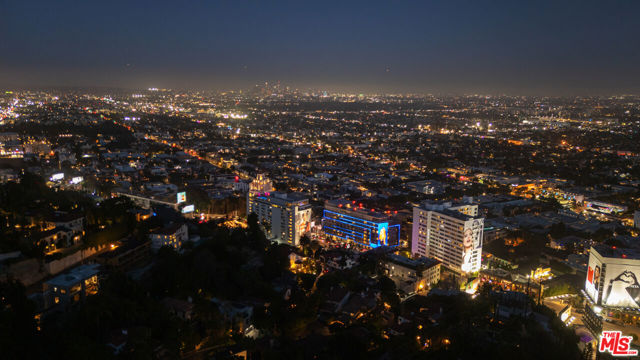 8527 Hedges Way, Los Angeles CA: https://media.crmls.org/mediaz/c94a8529-3856-4fb0-bb0e-19a58278fb37.jpg