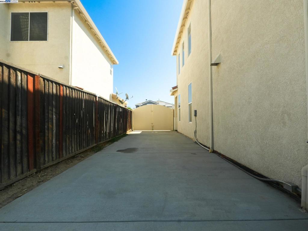 https://media.crmls.org/mediaz/c94a97c0-9513-4359-a41a-86853cdabe8d.jpg?preset=X-Large