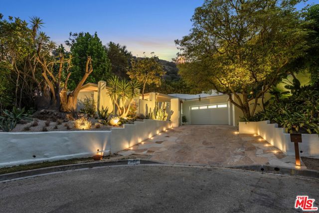 9451 Hidden Valley Place, Beverly Hills CA: https://media.crmls.org/mediaz/c94b1e3a-2e4a-4c38-9e68-3f10f53d4e0a.jpg