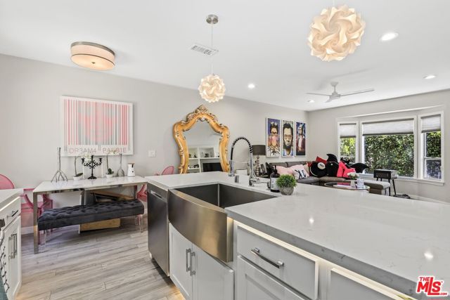6526 San Vicente Boulevard, Los Angeles CA: https://media.crmls.org/mediaz/c94b4e3a-4232-45ea-a7ea-7563e5f2e05e.jpg