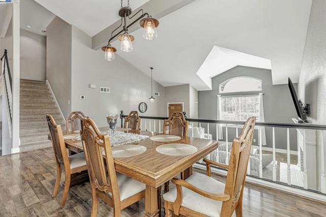 639 Eaker Ct, Antioch CA: https://media.crmls.org/mediaz/c94bd0fc-54d8-47b1-993f-188d4a42b5e3.jpg