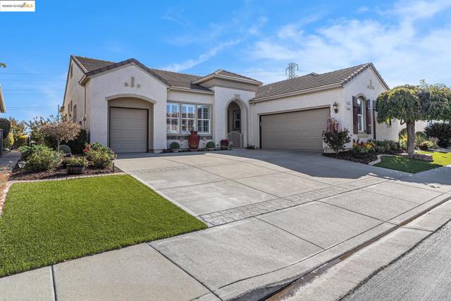 452 Tayberry Ln, Brentwood CA: https://media.crmls.org/mediaz/c94c49ee-0769-44b3-a9f0-f66f02d775bb.jpg