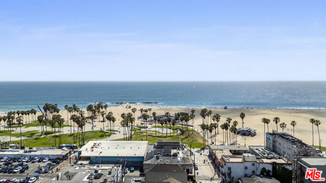 1410 Pacific Avenue, Venice CA: https://media.crmls.org/mediaz/c94cb6f4-b512-4032-85a9-b8f7fac18b56.jpg