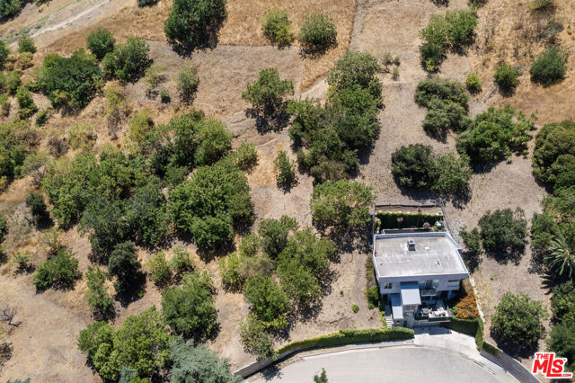 3995 Glenalbyn Drive, Los Angeles CA: https://media.crmls.org/mediaz/c94dca56-b5fe-4888-bb87-1395d4b3c485.jpg