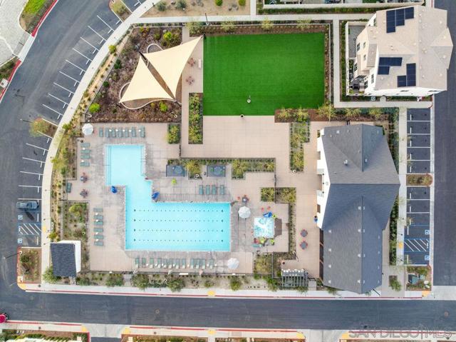 347 Sweet Pl, Fallbrook CA: https://media.crmls.org/mediaz/c94dccdb-053a-4318-8d59-990cc364d131.jpg