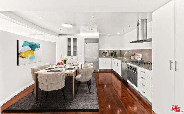 535 OCEAN Avenue, Santa Monica CA: https://media.crmls.org/mediaz/c94e0f74-f97d-4acb-817c-70dca293050a.jpg