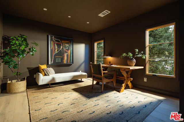 3620 Wrightwood Drive, Studio City CA: https://media.crmls.org/mediaz/c94e5d52-7d4c-4df1-84c1-9f34ae6ec951.jpg