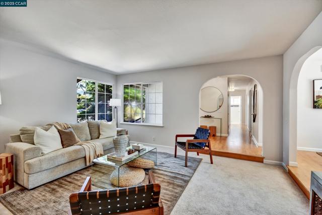 423 Casa Del Mar Dr, Half Moon Bay CA: https://media.crmls.org/mediaz/c94ecf94-8656-43dd-b17e-980122d580f8.jpg