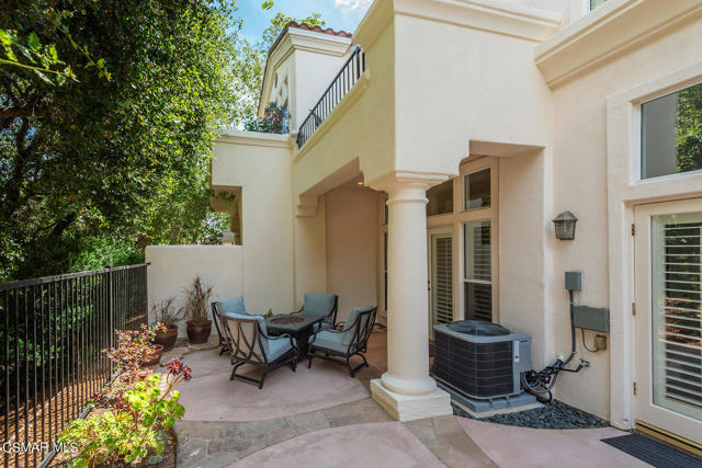 1025 Sunset Oak Circle, Newbury Park CA: https://media.crmls.org/mediaz/c951020a-a856-4624-bb45-03eb64db7301.jpg