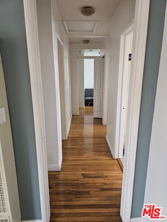 2333 S Garth Avenue, Los Angeles CA: https://media.crmls.org/mediaz/c951ebd2-16f0-4364-bf57-d12546ffb741.jpg