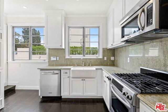 9233 1/2 Doheny Road, West Hollywood CA: https://media.crmls.org/mediaz/c95259f3-95f1-4f4f-a735-2922d79a64d5.jpg