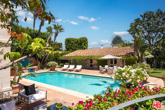 812 N Bedford Drive, Beverly Hills CA: https://media.crmls.org/mediaz/c952666c-5deb-49b0-833d-3d27754da11b.jpg