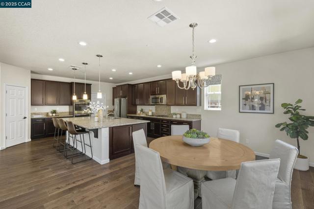589 W Huntington Ave, Mountain House CA: https://media.crmls.org/mediaz/c952f7fc-7d3b-4e39-947a-cae2b808fa0b.jpg