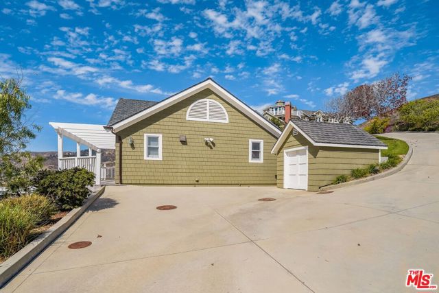 6277 Sea Star Drive, Malibu CA: https://media.crmls.org/mediaz/c953ab34-7c05-4dce-b679-ce44582f3ef5.jpg