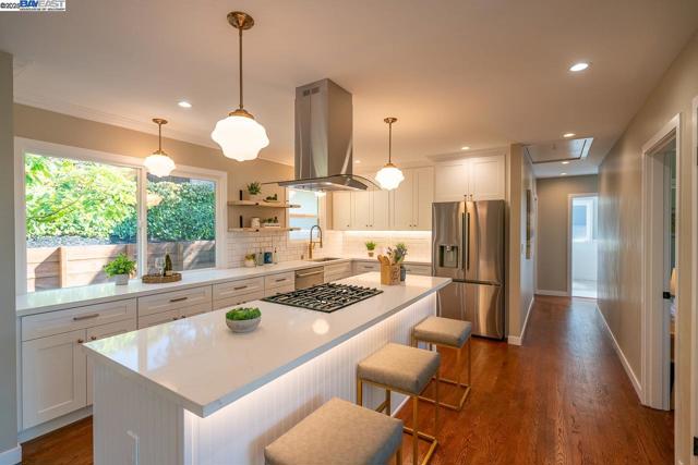 2818 Steinmetz Way, Oakland CA: https://media.crmls.org/mediaz/c9556006-9f92-47cb-b289-f972cbf7abe7.jpg