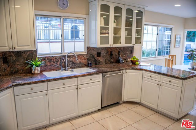 11502 Dona Teresa Drive, Studio City CA: https://media.crmls.org/mediaz/c95560ad-c0e1-44d0-9411-50c9f4a11919.jpg