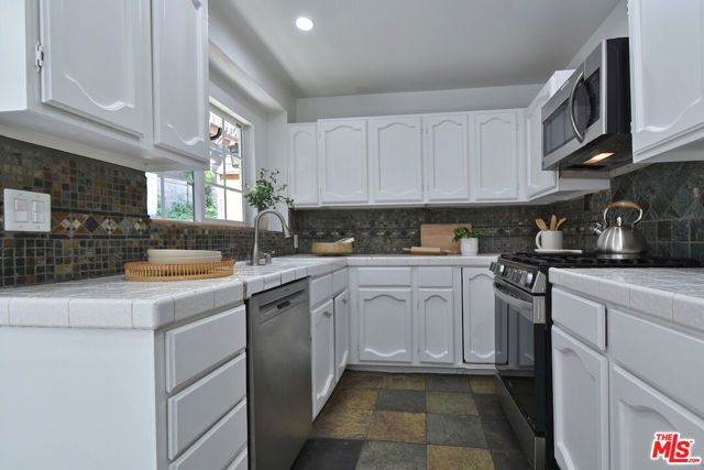 15200 Del Gado Drive, Sherman Oaks CA: https://media.crmls.org/mediaz/c9558bac-0d90-4540-b460-a44d66f1d3f6.jpg