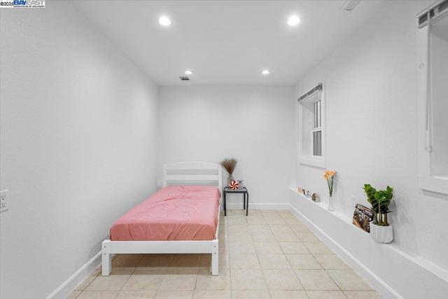 1539 International Blvd, Oakland CA: https://media.crmls.org/mediaz/c955912f-6ae9-45f8-830a-1534bcc84901.jpg