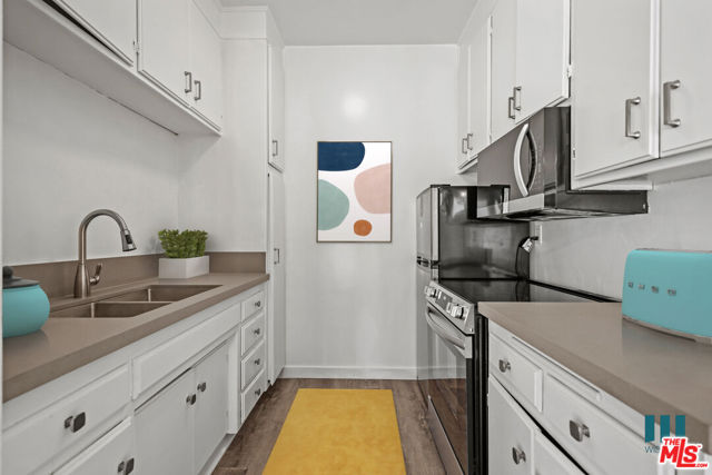 10965 Rochester Avenue, Los Angeles CA: https://media.crmls.org/mediaz/c955bb63-d016-4b5d-8ba2-692910086330.jpg