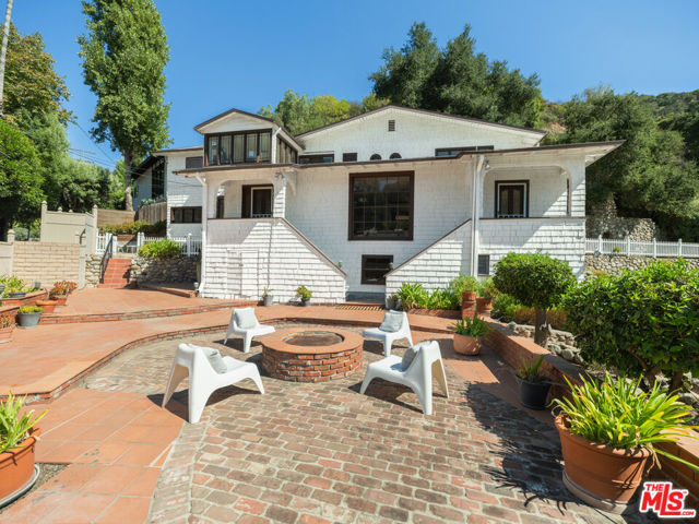 2136 Benedict Canyon Drive, Beverly Hills CA: https://media.crmls.org/mediaz/c956551c-a0a4-444b-9db9-e7a00b581f82.jpg