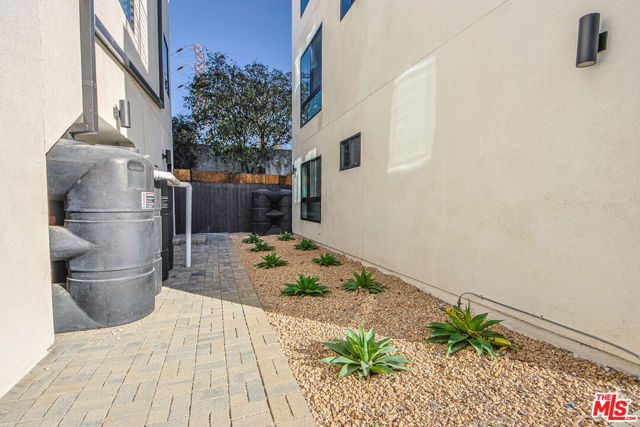 5709 Auckland Avenue, North Hollywood CA: https://media.crmls.org/mediaz/c956e460-57ec-434a-b2e0-d67a70ff35d9.jpg