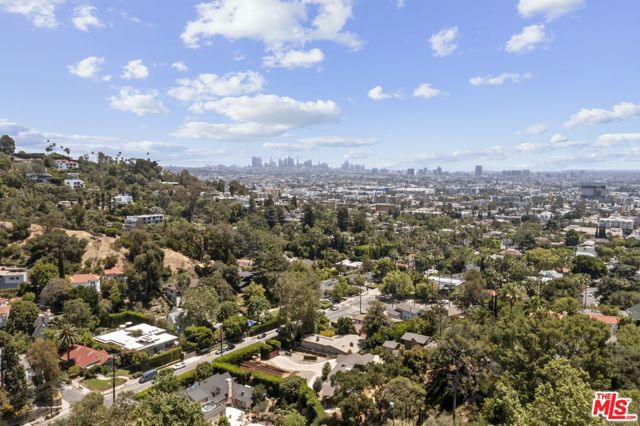 5940 Manola Way, Los Angeles CA: https://media.crmls.org/mediaz/c9572b79-e874-4d03-aee1-4c7663d5d527.jpg