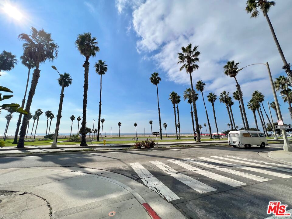 https://media.crmls.org/mediaz/c958174f-d6d9-492f-b4ca-9b99a7d2ca9a.jpg?preset=X-Large
