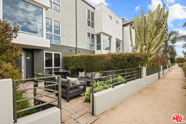 310 Washington Boulevard, Marina del Rey CA: https://media.crmls.org/mediaz/c9584de8-0eb7-4ec6-b9f3-1767587fc5bb.jpg