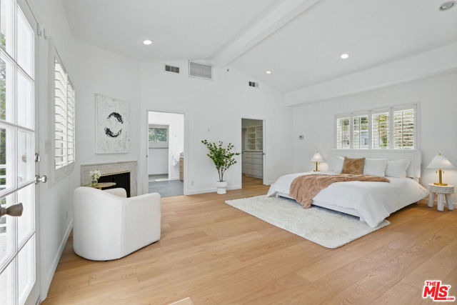 5220 Melvin Avenue, Tarzana CA: https://media.crmls.org/mediaz/c958cffe-3521-467f-8f52-888f490ebf5c.jpg