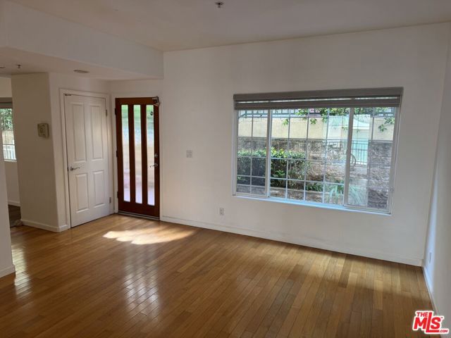 2315 Mira Vista Avenue, Montrose CA: https://media.crmls.org/mediaz/c959f25e-44ec-40fb-94dc-016627556bf8.jpg