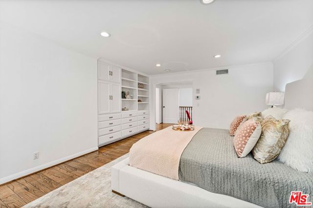 217 17th Street, Santa Monica CA: https://media.crmls.org/mediaz/c95a755e-c0bb-46ac-be04-5148b0d5d70f.jpg
