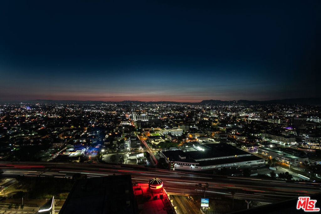 https://media.crmls.org/mediaz/c95b9c51-30dc-4fb6-bf94-d33e6ac9c00d.jpg?preset=X-Large